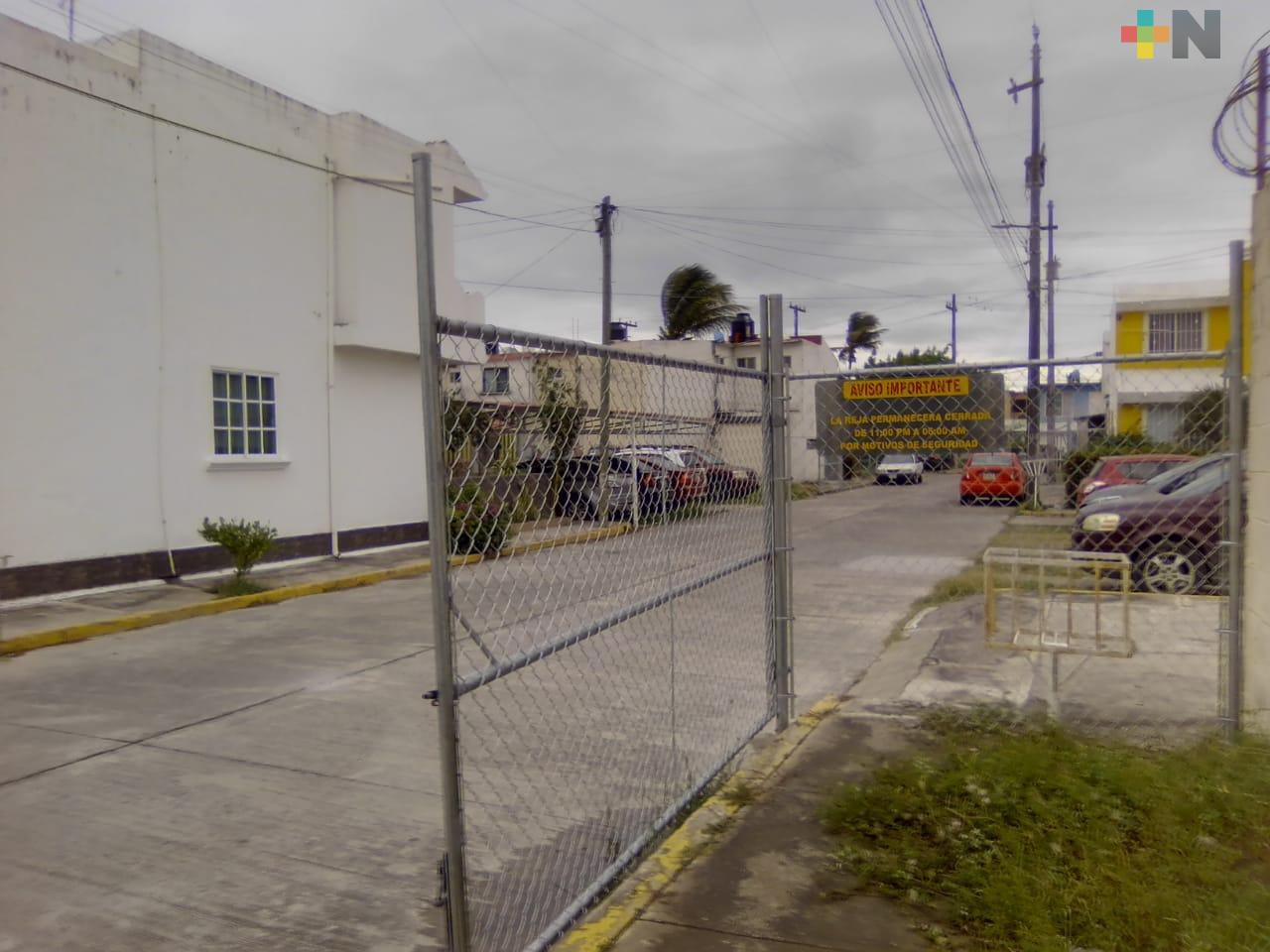 Por inseguridad, colocan una reja en entrada y salida de calle en fraccionamiento Casas Díaz de Veracruz