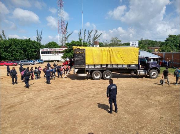 Resguarda SSP a 105 migrantes y captura a 2 por presunto tráfico de personas, en Minatitlán