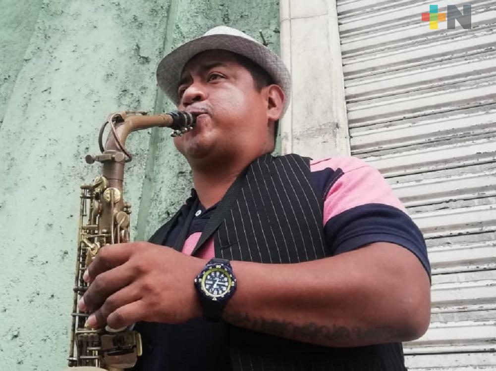 Saxofón de Adulfo Barrales no deja de sonar en centro de Coatzacoalcos