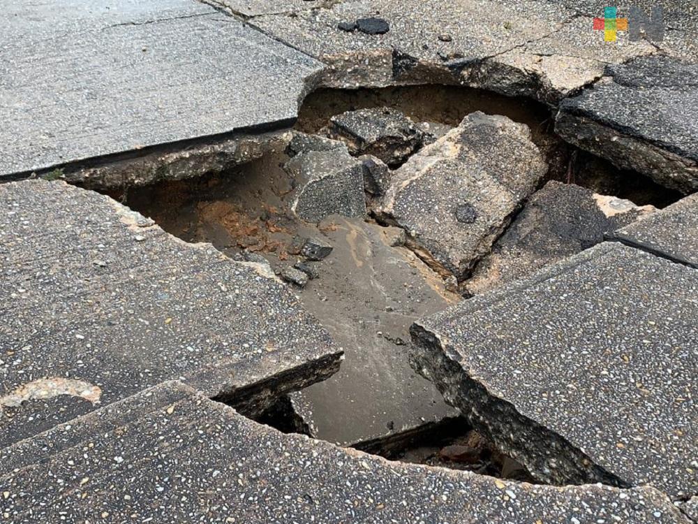 Se forma socavón en calles del centro de Coatzacoalcos