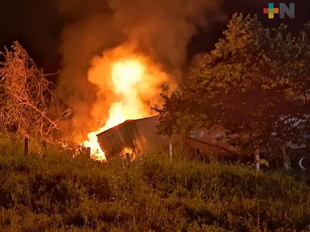 Se incendia tráiler en autopista Cosoleacaque- La Tinaja, muere conductor de la unidad