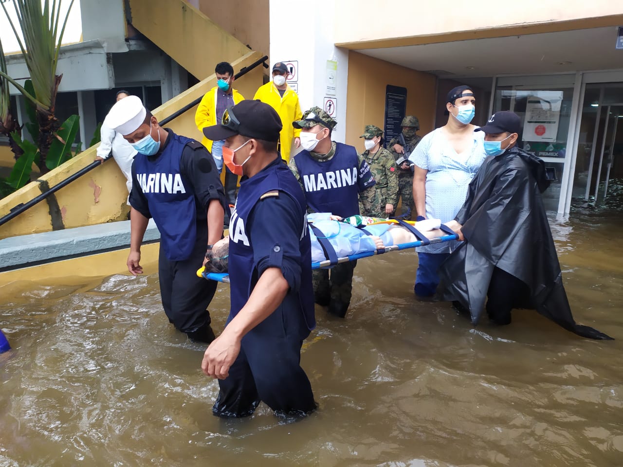 La Secretaría de Marina-Armada de México brinda apoyo a población civil en Tabasco