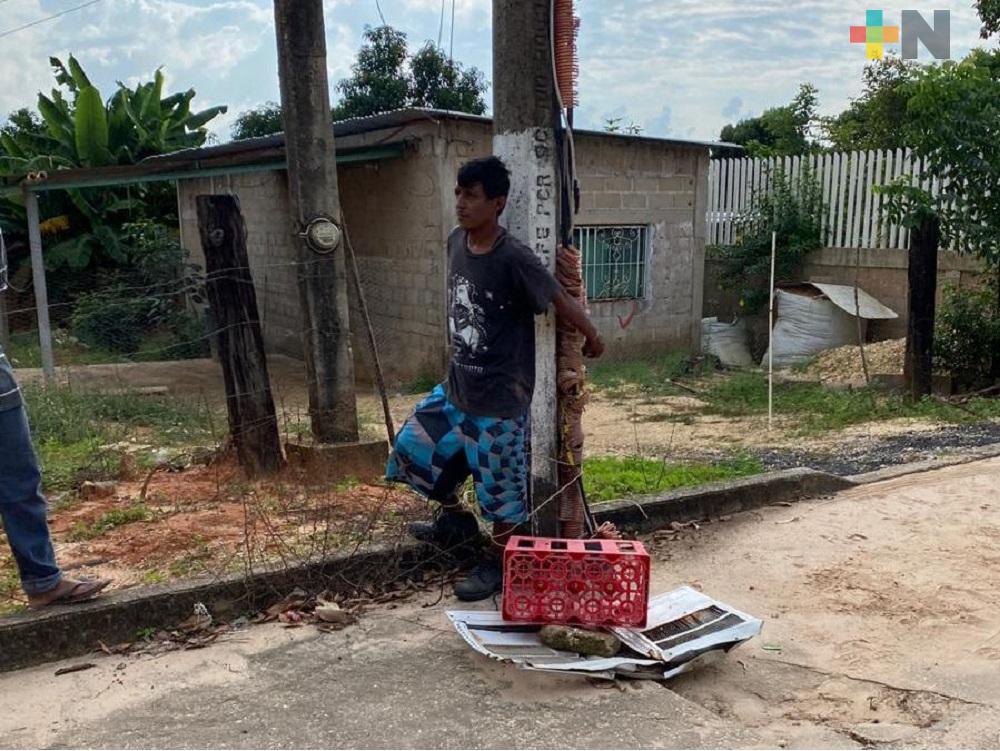 Vecinos de Cosoleacaque amarran a poste de energía a presunto delincuente