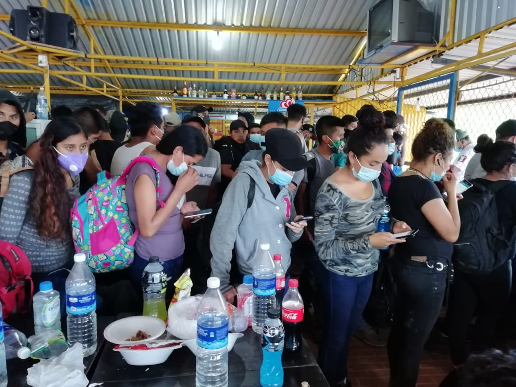 Rescatan a 104 migrantes extranjeros en la carretera Coatzacoalcos-Villahermosa