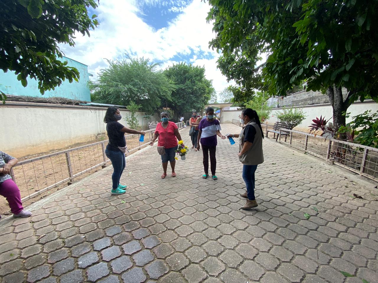 Con restricciones, los cuenqueños visitaron a sus difuntos