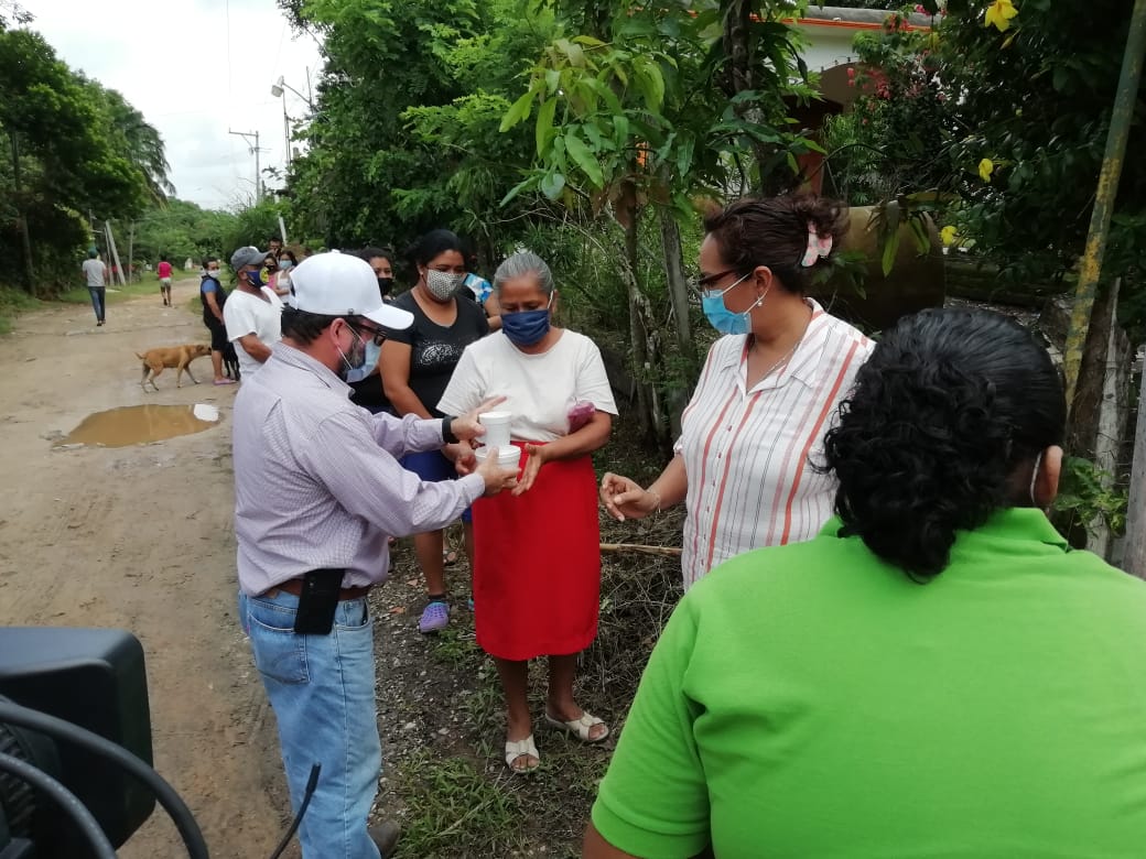 Alcalde lleva ayuda a familias afectadas por inundación en Agua Dulce