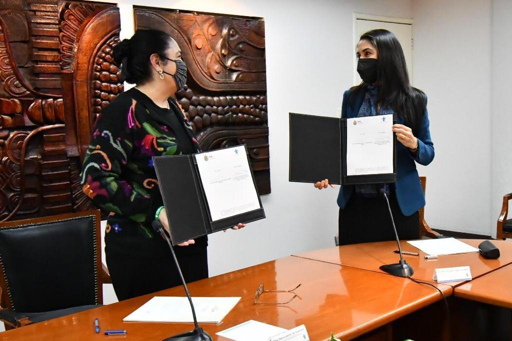 Verónica Hernández y Sara Ladrón de Guevara, firman acuerdo de colaboración entre FGE y UV