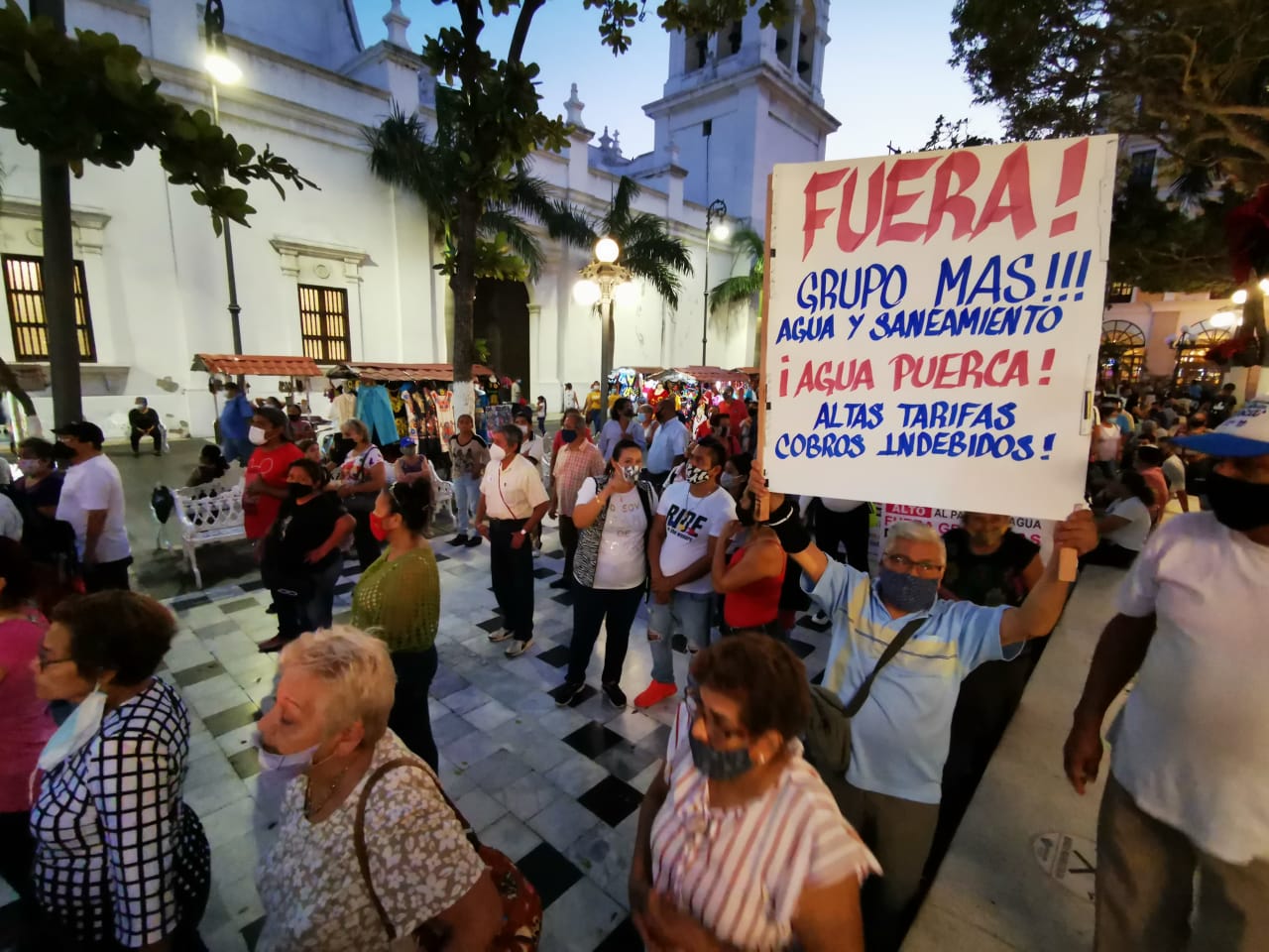 Ciudadanos porteños se manifiestan contra ayuntamiento de Veracruz, por problema de agua potable