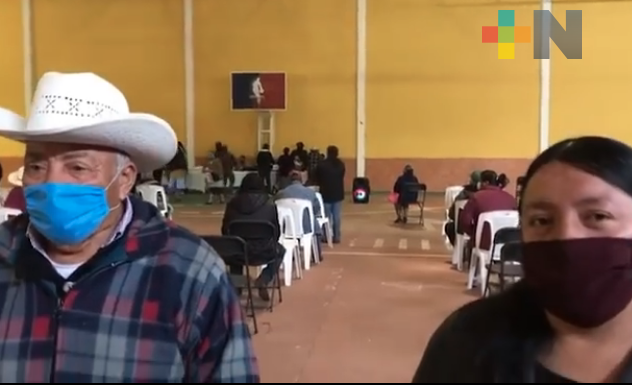 Entregan apoyos a adultos mayores y personas con discapacidad en municipio de Miahuatlán
