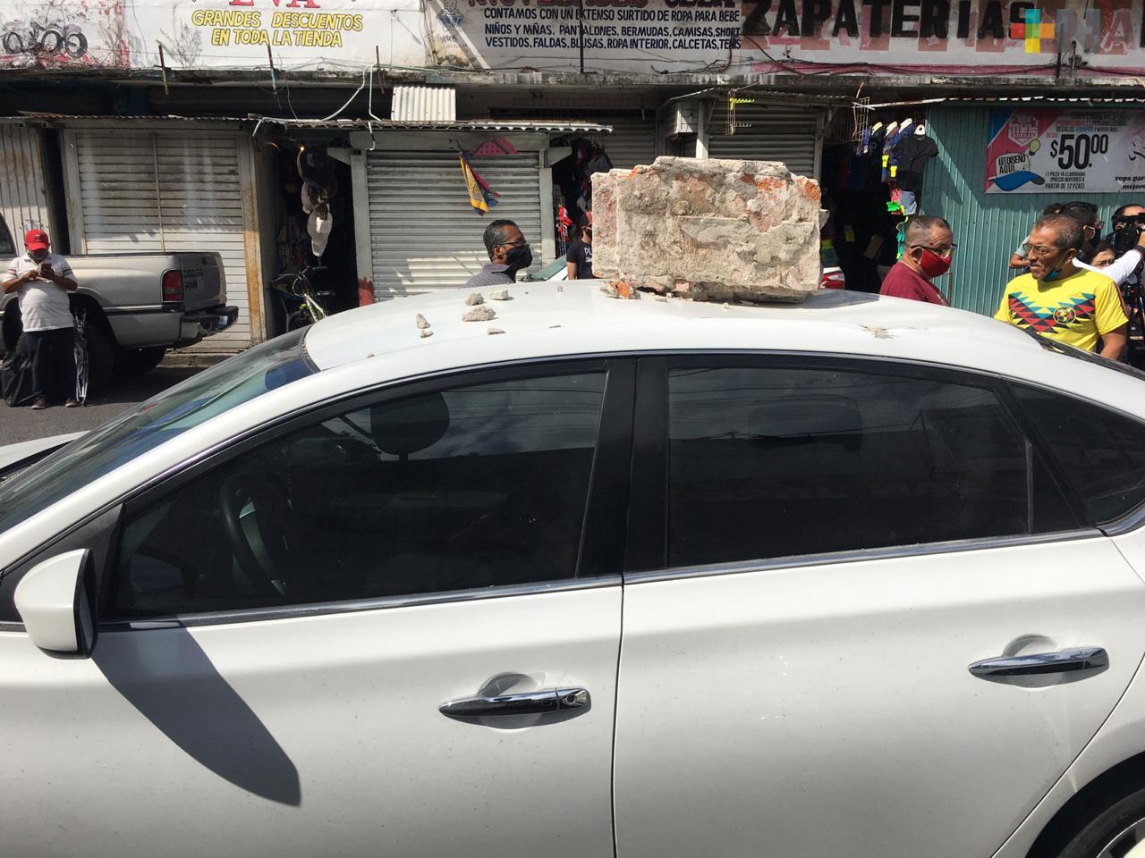 Se desploma balcón en centro de Veracruz; provoca daños en camioneta y comercios