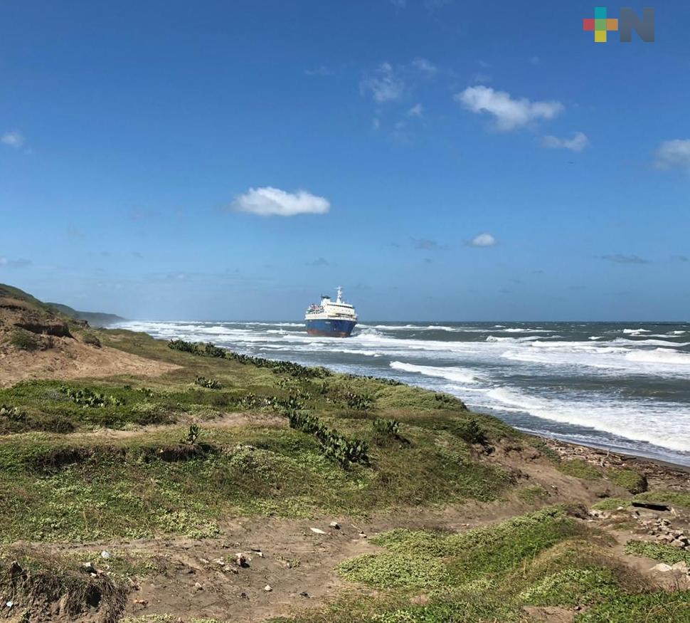 Por fuertes vientos encalla buque en playas de Alvarado