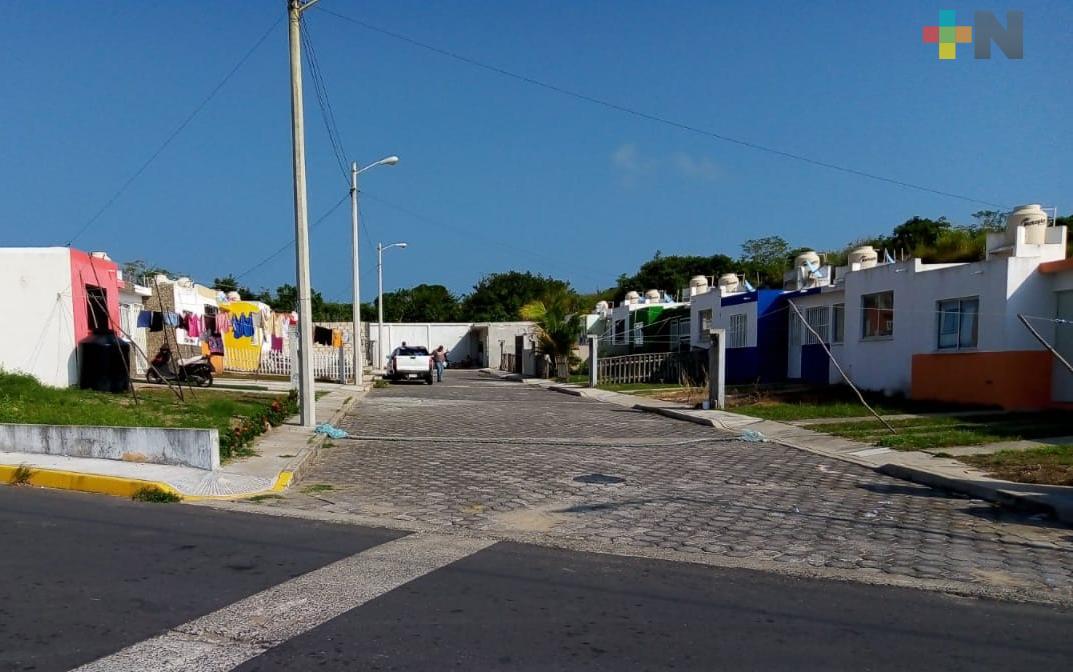 Adeudos de constructora deja sin energía eléctrica a 17 viviendas en municipio de Alvarado