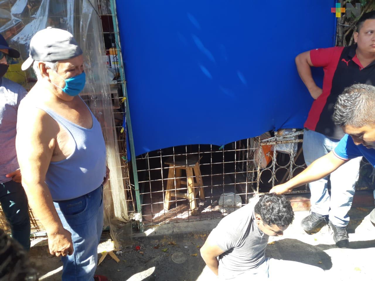 Locatarios del mercado Unidad Veracruzana detuvieron y amarraron a presunto ladrón