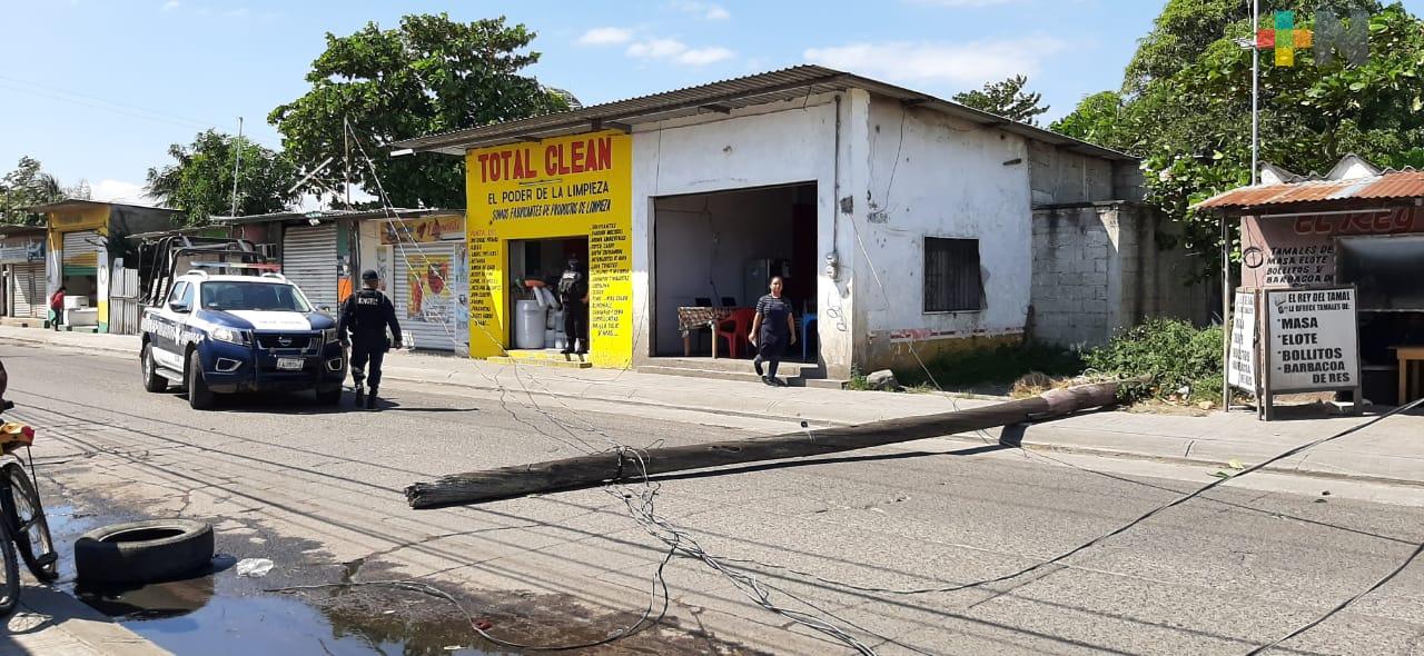 Reportan caída de poste de energía en El Tejar
