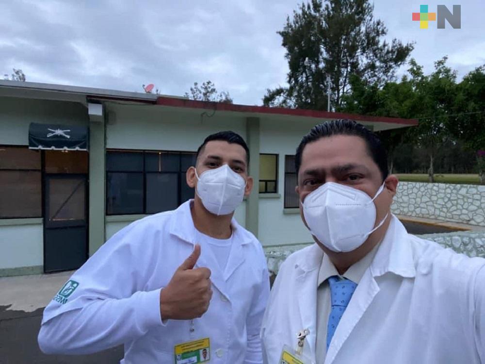Sesver reconoce trabajo durante pandemia de doctor y enfermero de IMSS de Coatzacoalcos