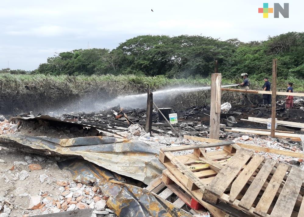 Incendio en colonia irregular consumió dos viviendas y algunas hectáreas del pantano