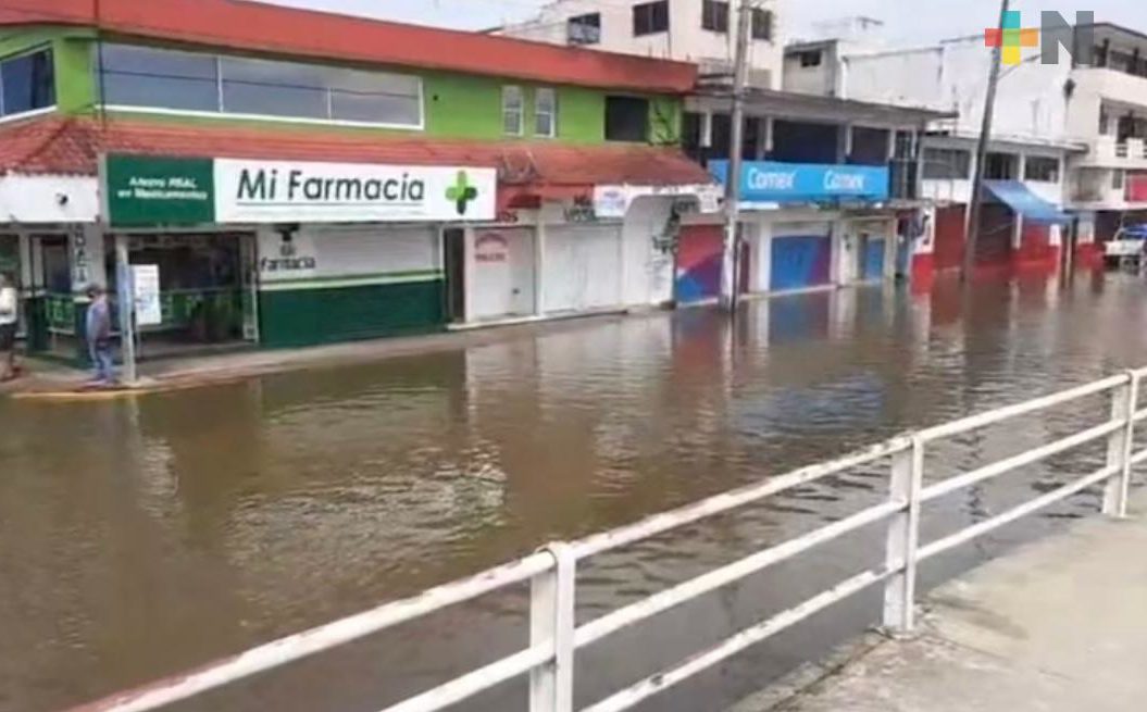 Ante posibles inundaciones, comerciantes desalojaron sus negocios en Minatitlán