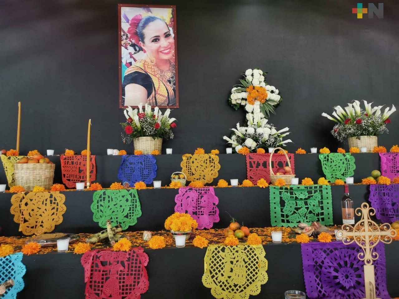 En Moloacán, exponen monumental altar de muertos