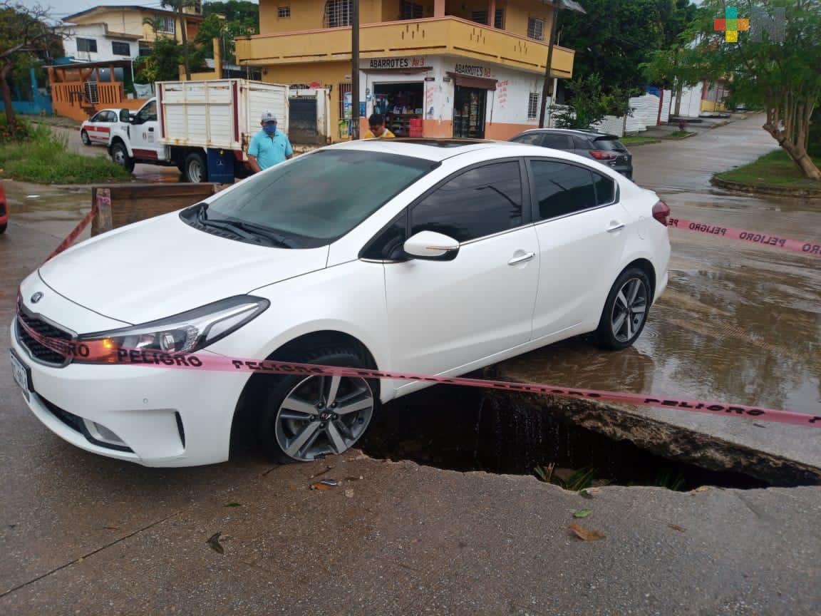 Socavón provoca daños en dos vehículos de Coatzacoalcos