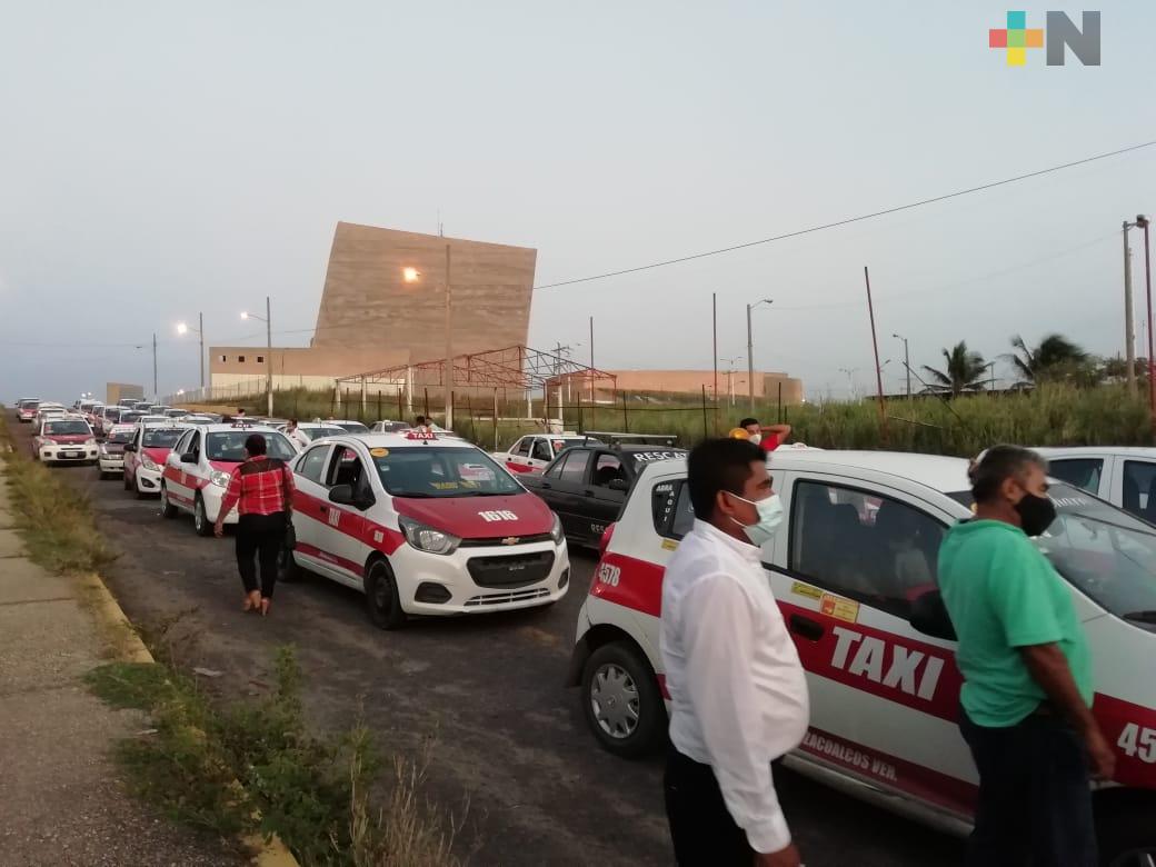 “Todos Unidos por Coatza” entrega cubrebocas a taxistas de la ciudad