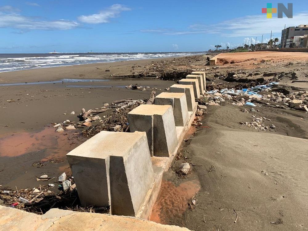 Terrazas instaladas en malecón de Coatzacoalcos, sí contuvieron arena y palotada
