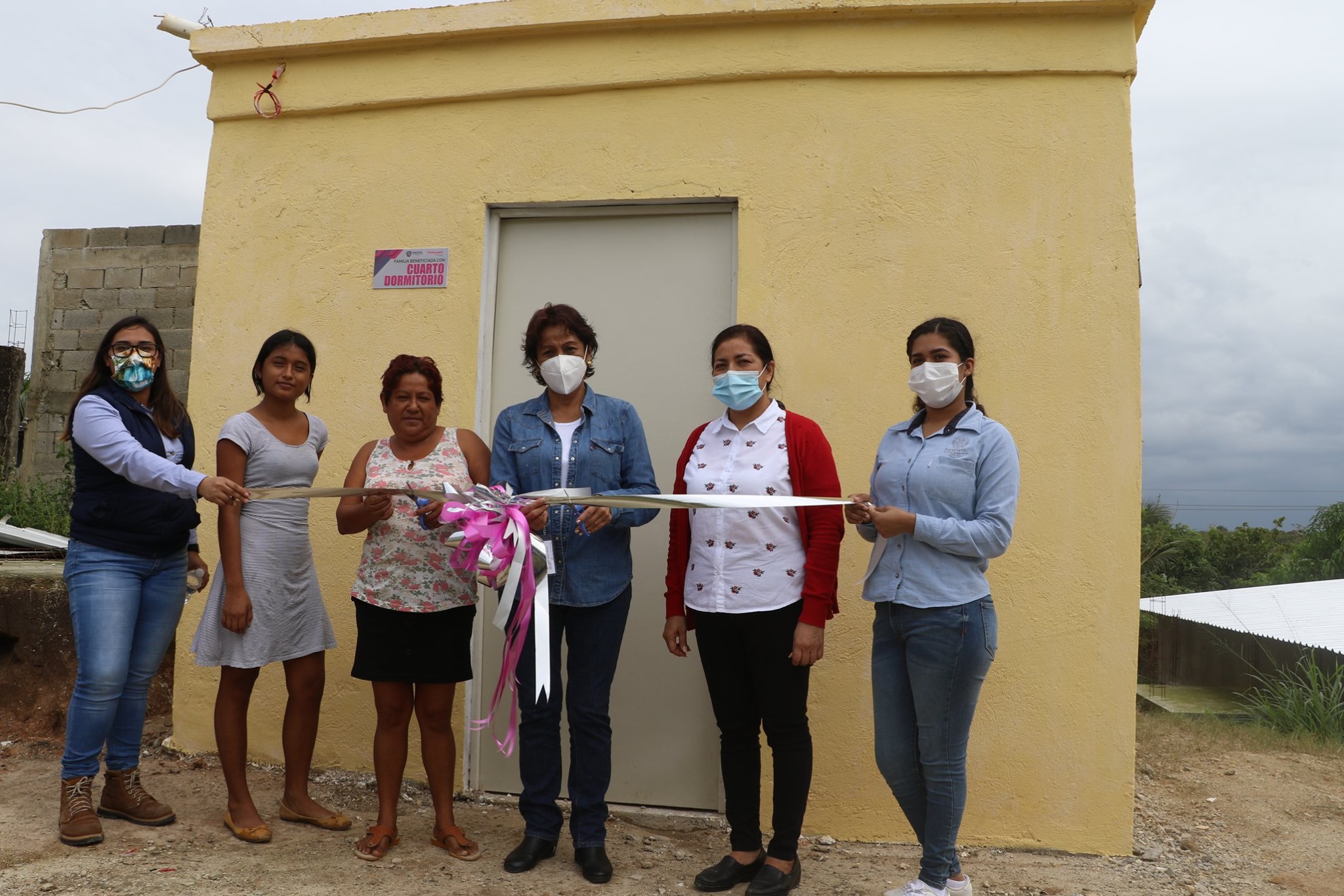 Alcaldesa de Nanchital entrega cuartos dormitorios a familias vulnerables