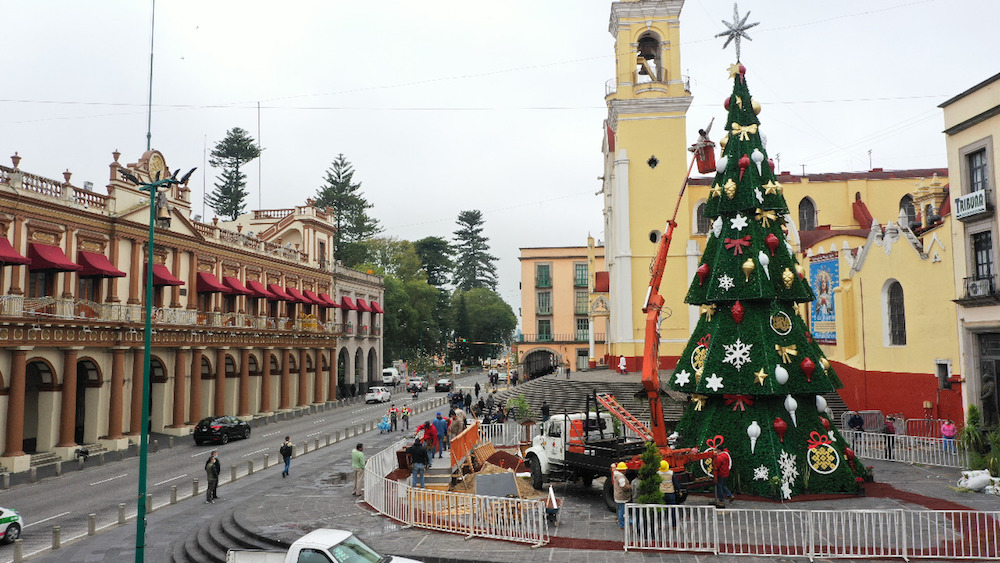 Instalan árbol navideño en Plaza Lerdo