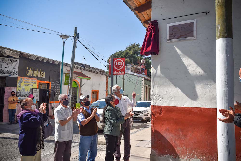 Develan placa en honor a Leona Vicario en el centro de Xalapa