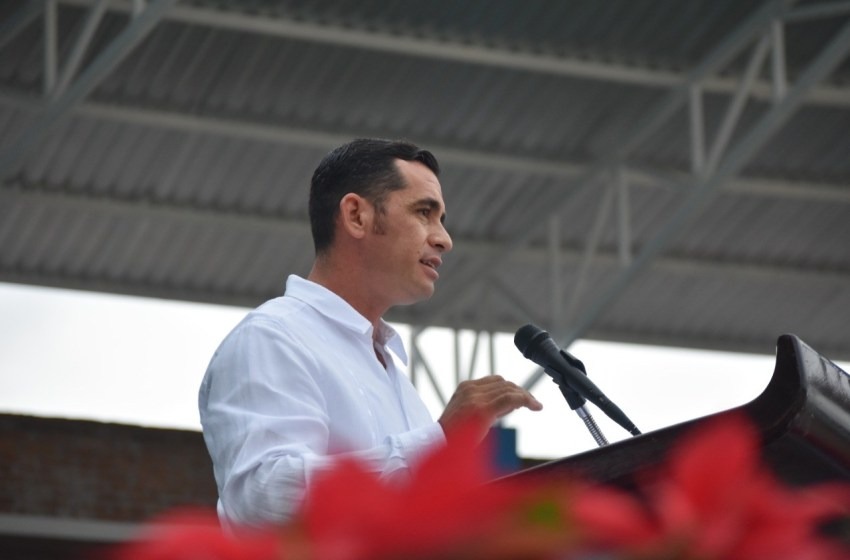 Alcalde de Tlalixcoyan y presidenta del DIF municipal rindieron informe de labores