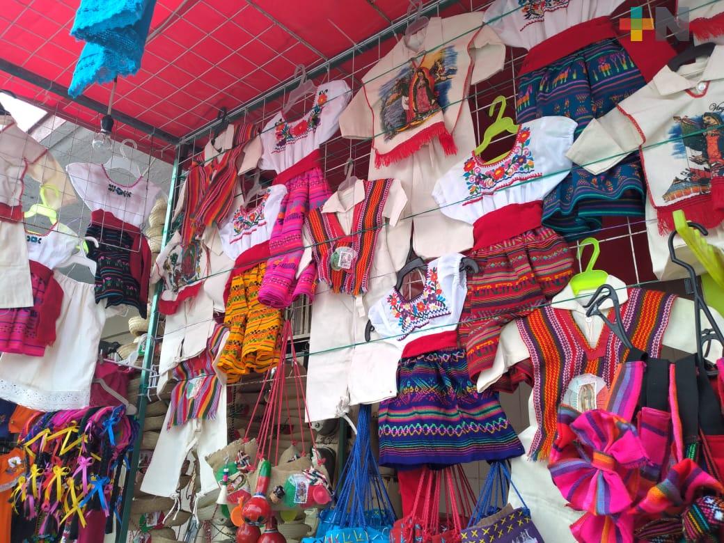 En Xalapa, vendedores de ropa para festejos guadalupanos reportan pérdidas del 80%
