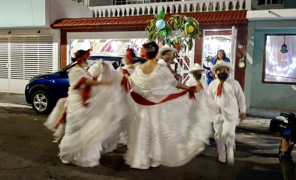Pese a la pandemia, el Grupo Folklórico Guapana, bailó la tradicional rama navideña