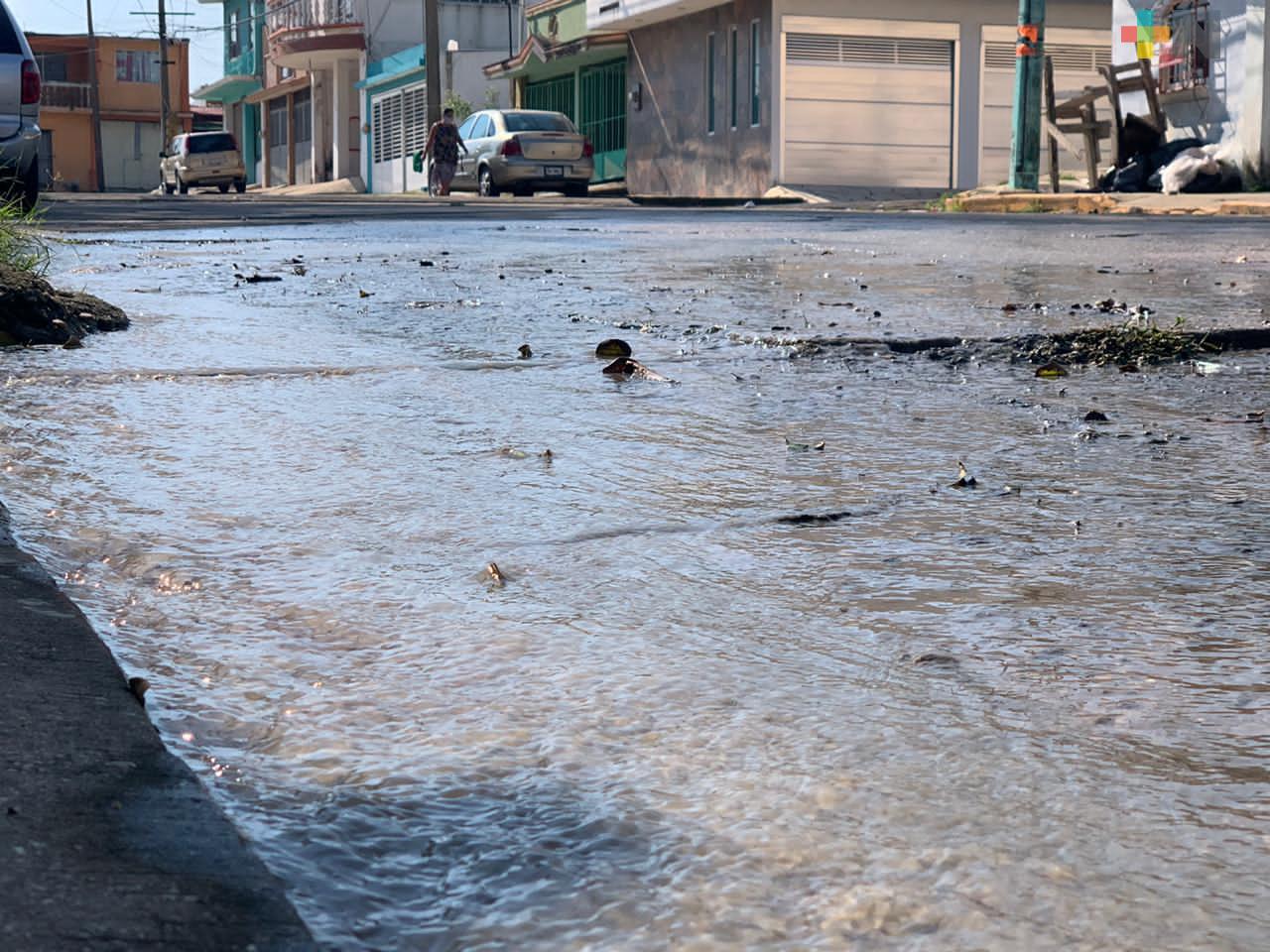 Vecinos de la colonia Santa Isabel de Coatzacoalcos piden reparar fuga de aguas negras