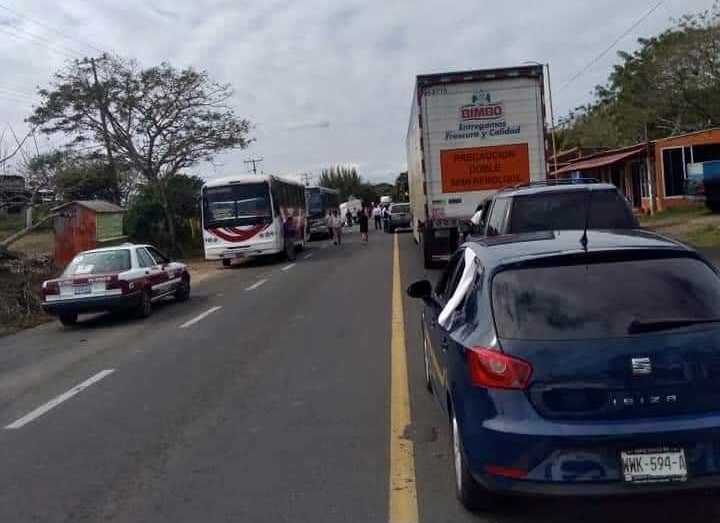 Pobladores bloquearon la carretera costera a la altura de Alvarado