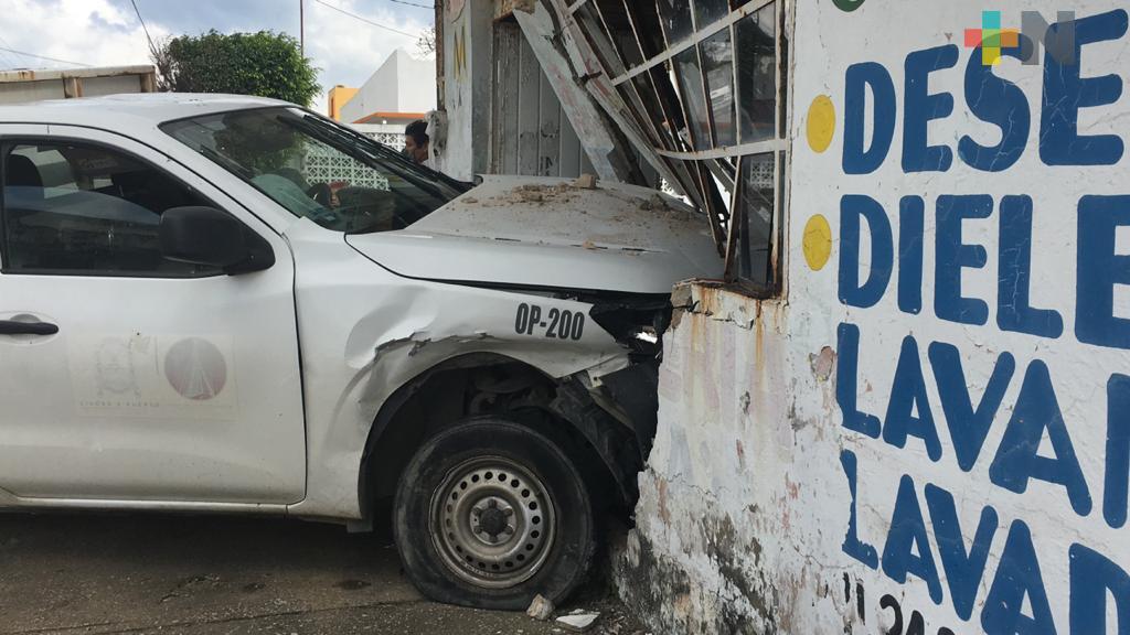 Camioneta se incrustó en negocio después de chocar con auto, en Coatzacoalcos