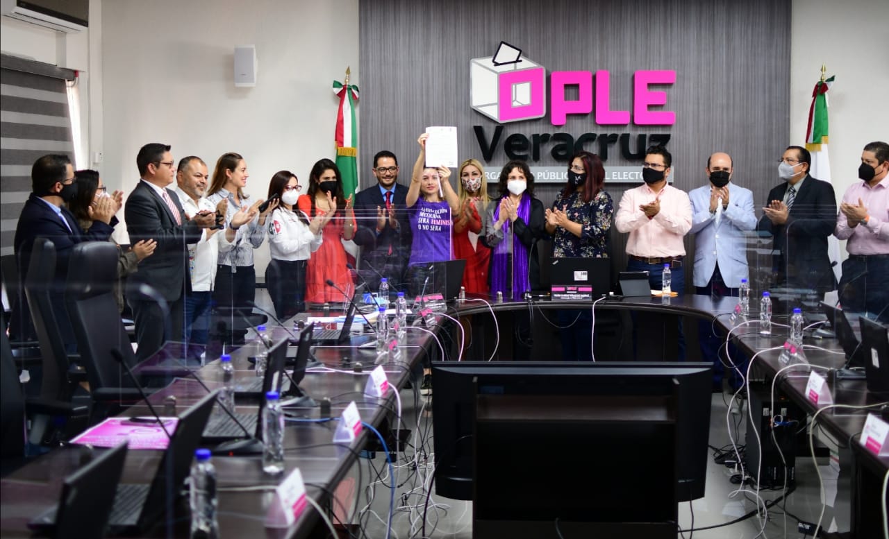 Más mujeres en la vida pública y más hombres en lo privado garantizaría la equidad de género