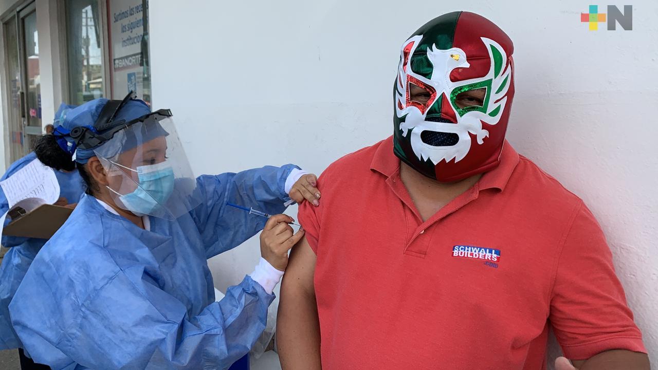 Bolillero enmascarado de Coatzacoalcos invita a  vacunarse contra la influenza