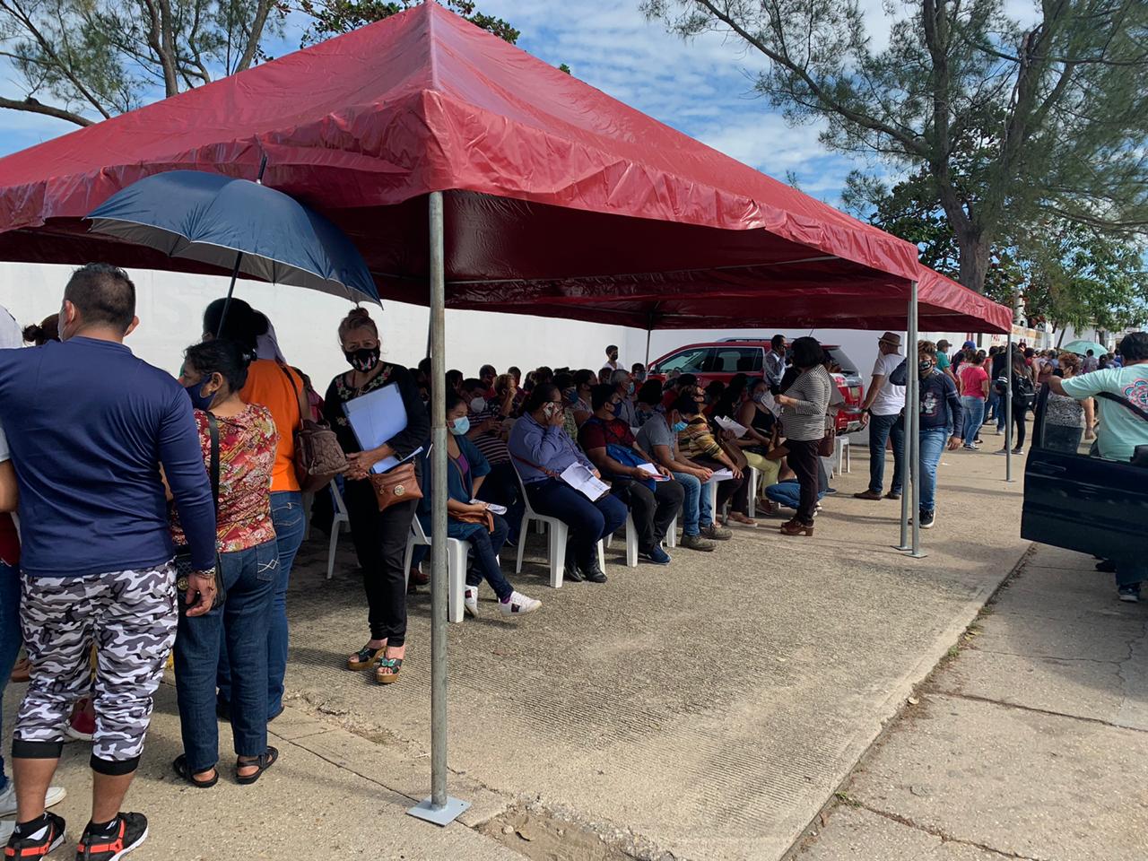 Usuarios de CMAS Coatzacoalcos hacen largas filas para aprovechar descuentos en pagos