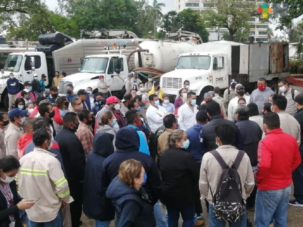 Empleados de CMAS de Coatzacoalcos solicitan pago de prestaciones y entrega de uniformes