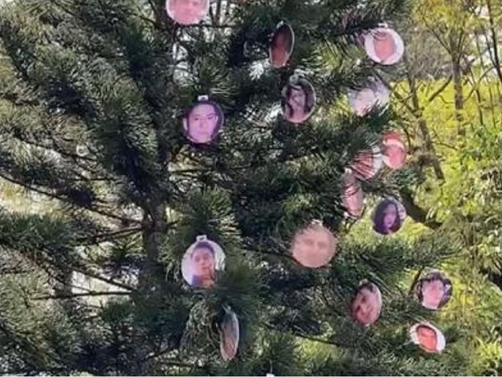 Colectivos colocan esferas con imagen de sus desaparecidos en Parque Juárez de Xalapa