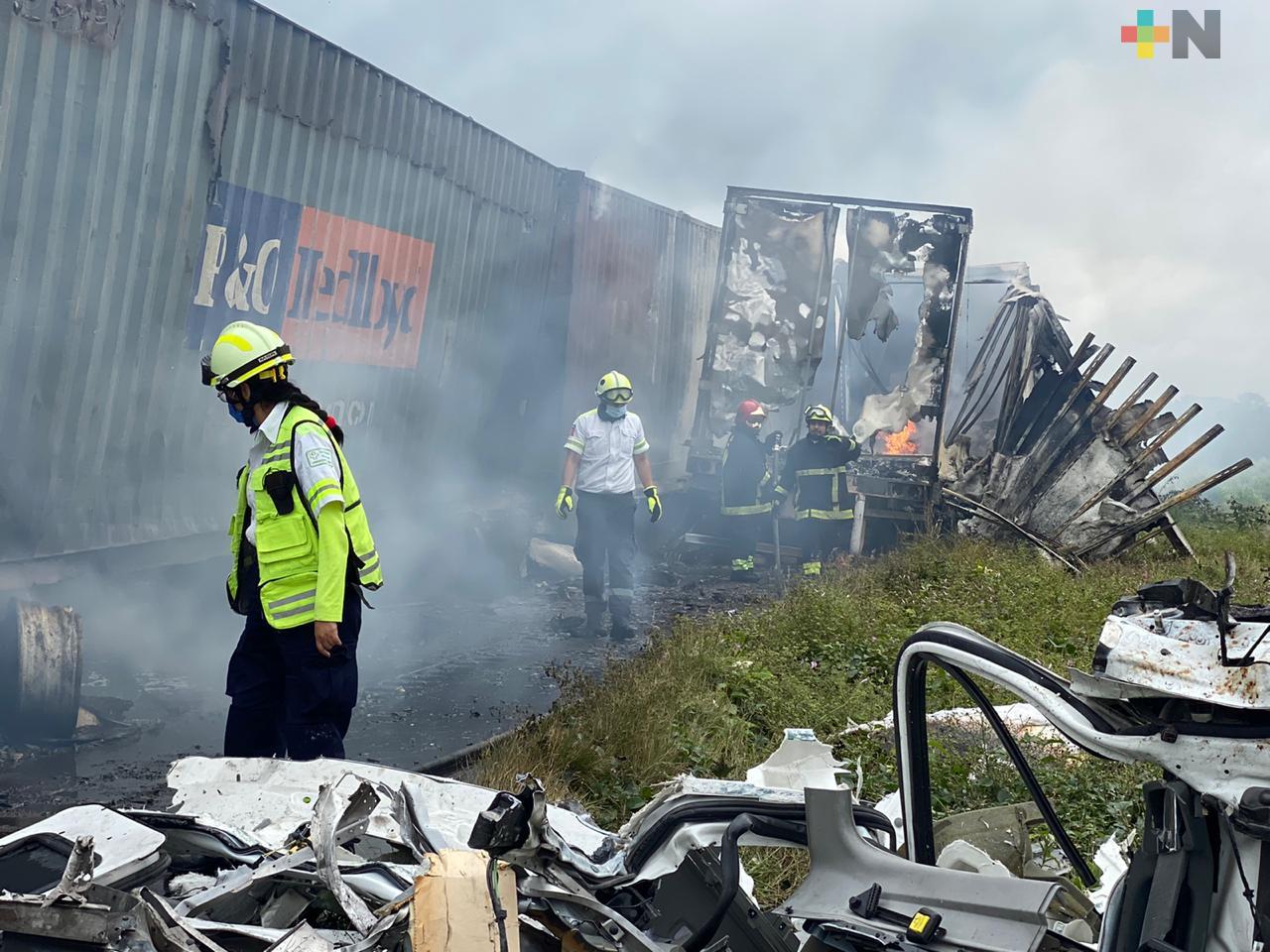 Colisión en la autopista Acayucan-Cosamaloapan deja 5 unidades calcinadas