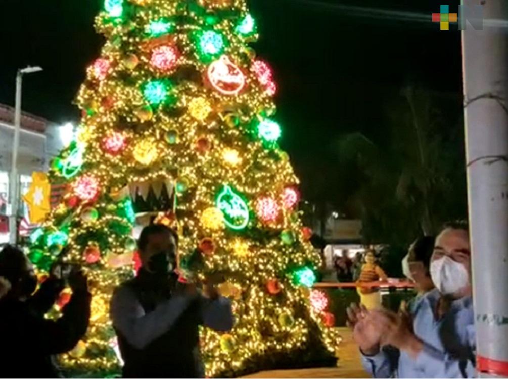 Con entusiasmo, autoridades y familias martinenses participaron en encendido de árbol navideño
