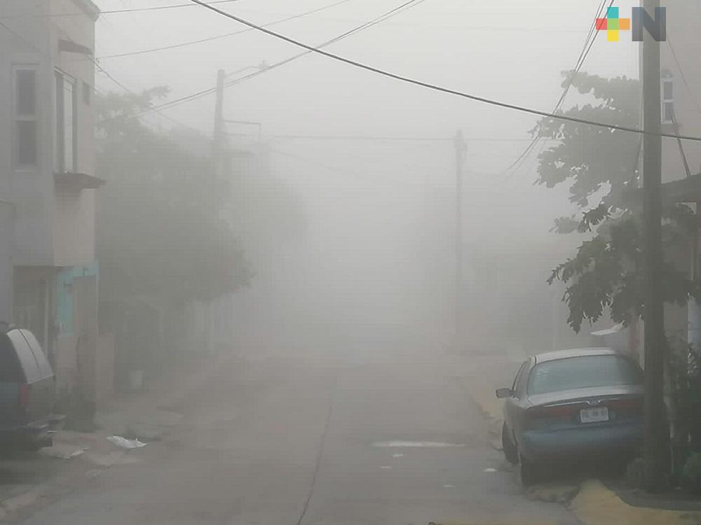 Densa niebla cubre la ciudad de Coatzacoalcos
