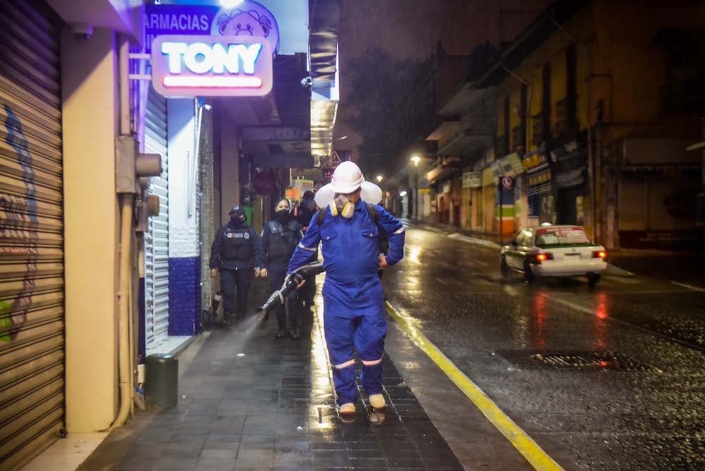 Desinfectan zona comercial del centro de Xalapa