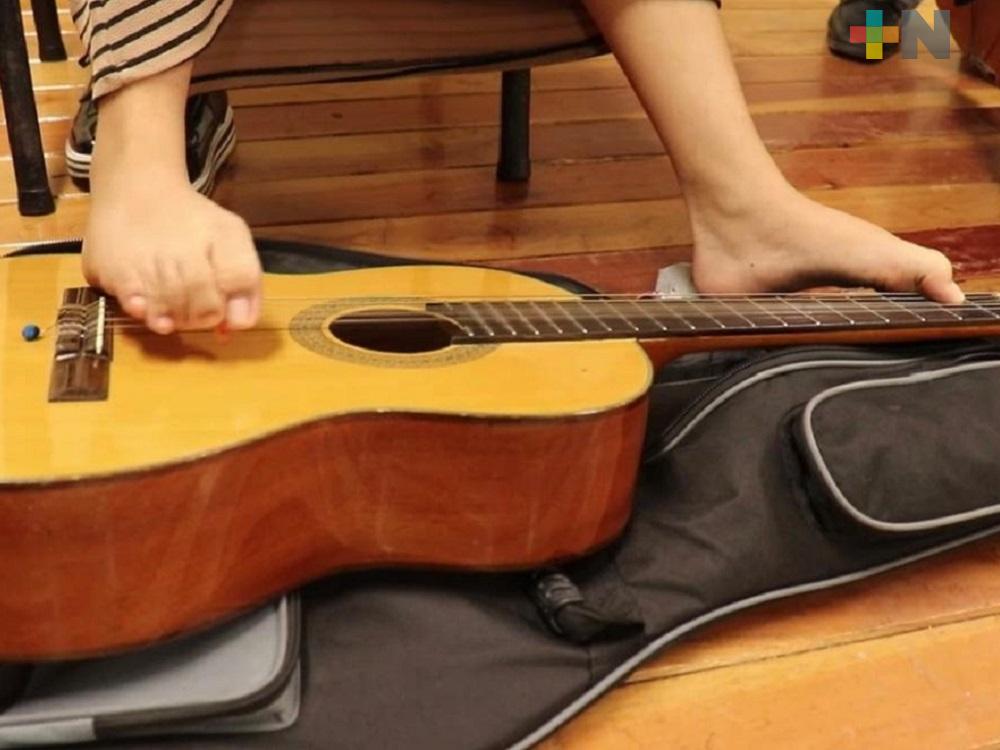 Discapacidad no impide a Gaby desarrollar su pasión por la música