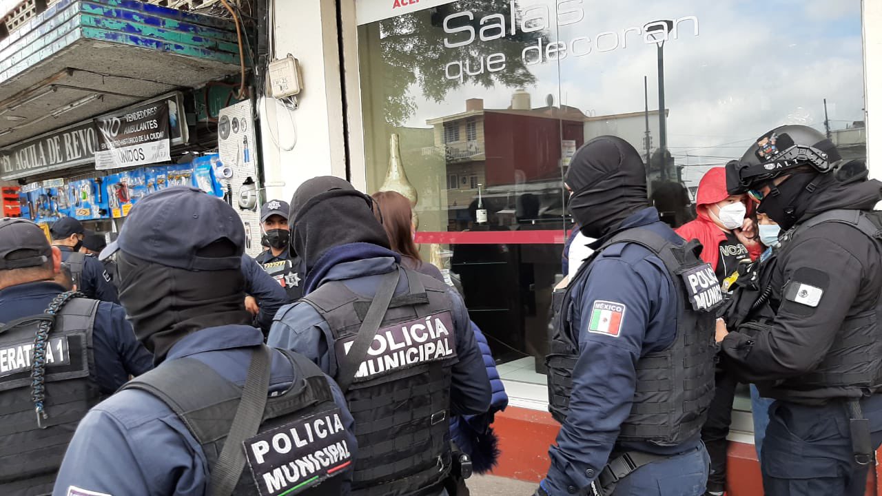 Decomiso de pirotecnia en Xalapa provocó zafarrancho entre vendedores y policías