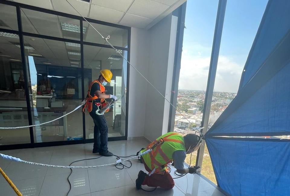 Reparan daños en la Ciudad Judicial de Veracruz, afectada por fuerte viento en días pasados