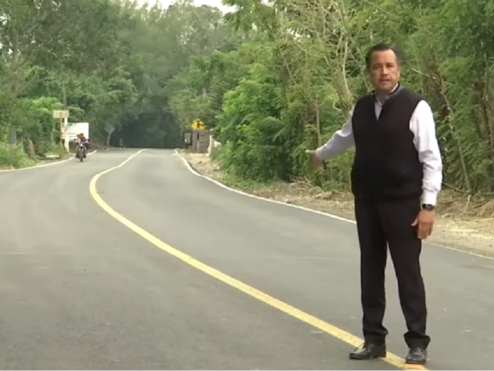 Gobernador Cuitláhuac García supervisó rehabilitación de carretera en Papantla