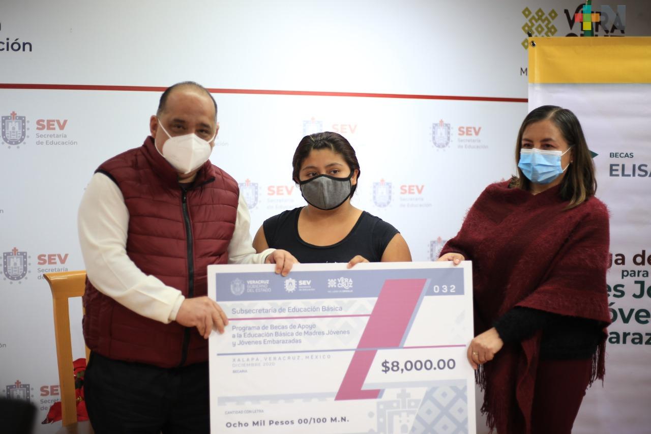 Entrega SEV Becas Elisa Acuña a jóvenes de la región Capital