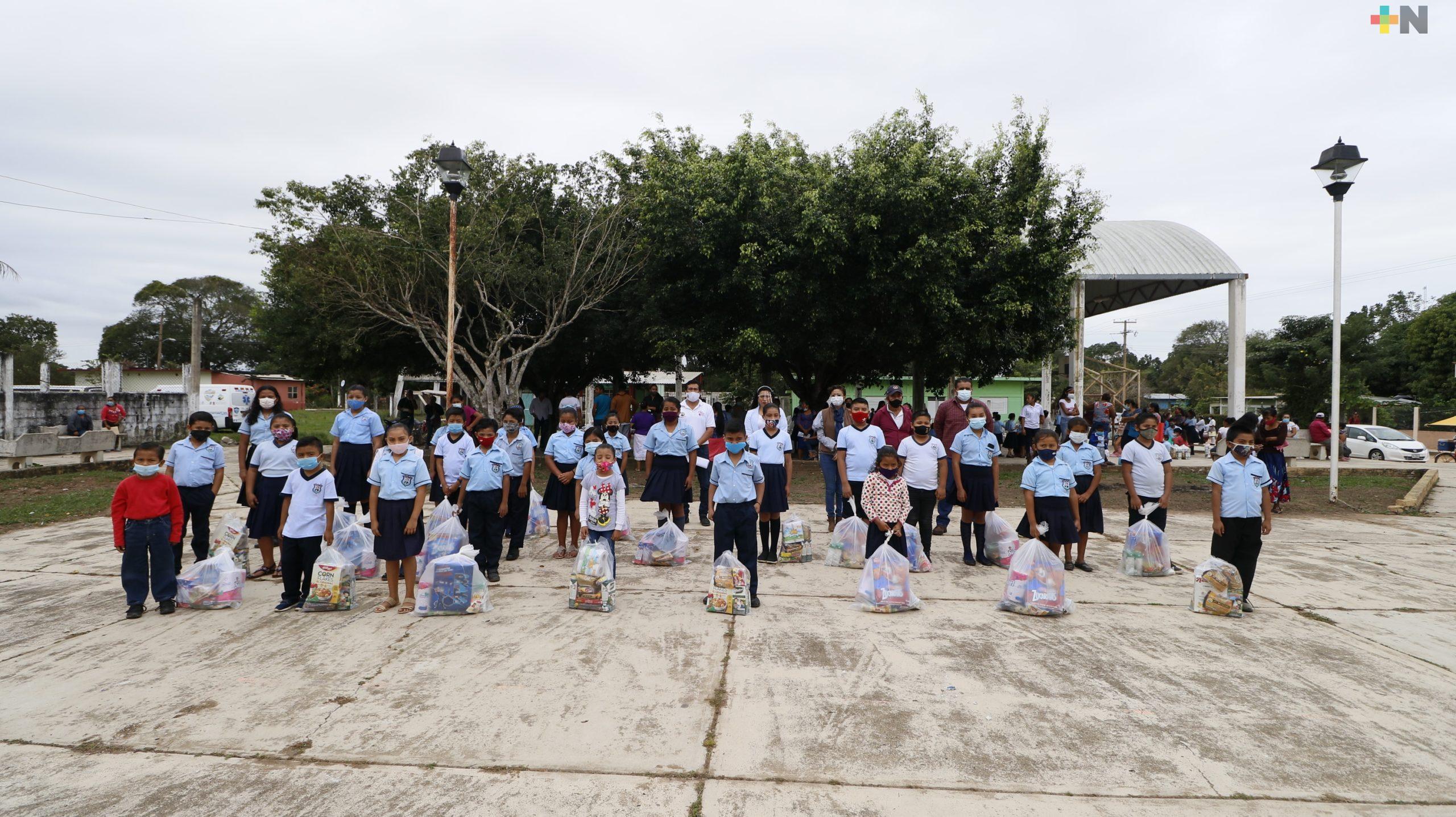 Ayuntamiento de Chacaltianguis entregó becas y desayunos a estudiantes