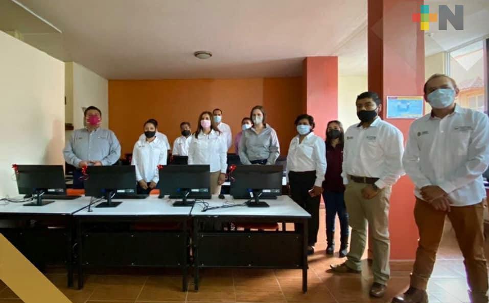 Renuevan equipo de cómputo en módulo del ICATVER, en Tantoyuca